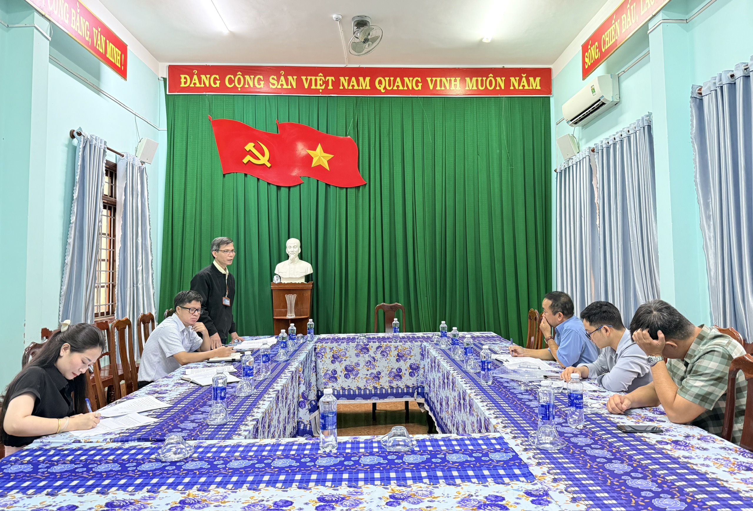 Quang cảnh buổi làm việc. Ảnh T.Dũng